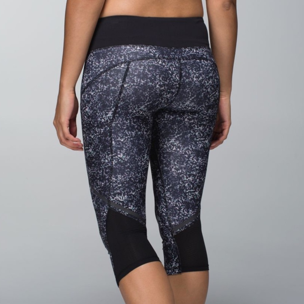 Lululemon Hop To It Crop *Full-On Luxtreme. Size 6.